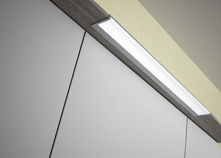 Nahaufnahme einer modernen Badkombination mit grauen Schranktüren und integrierter Beleuchtung von oben.