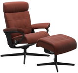 Moderner Einzelsessel mit Hocker in braunem Leder, seitliche Perspektive