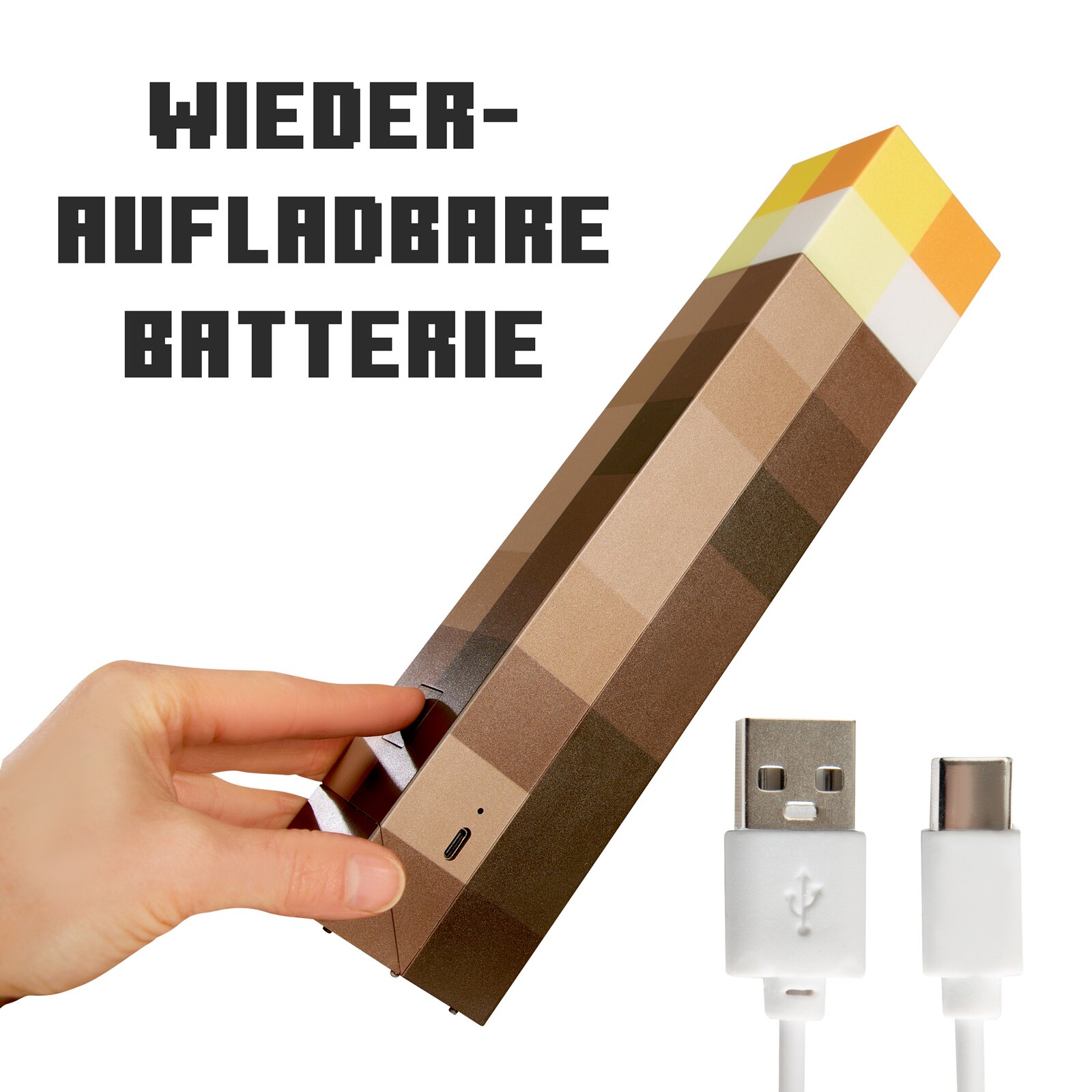 Wiederaufladbare Batterie im Minecraft-Design mit USB-C-Anschluss, in einer Hand gehalten, daneben USB-A-auf-USB-C-Ladekabel; Perspektive: schräg von vorne/seitlich auf weißem Hintergrund.