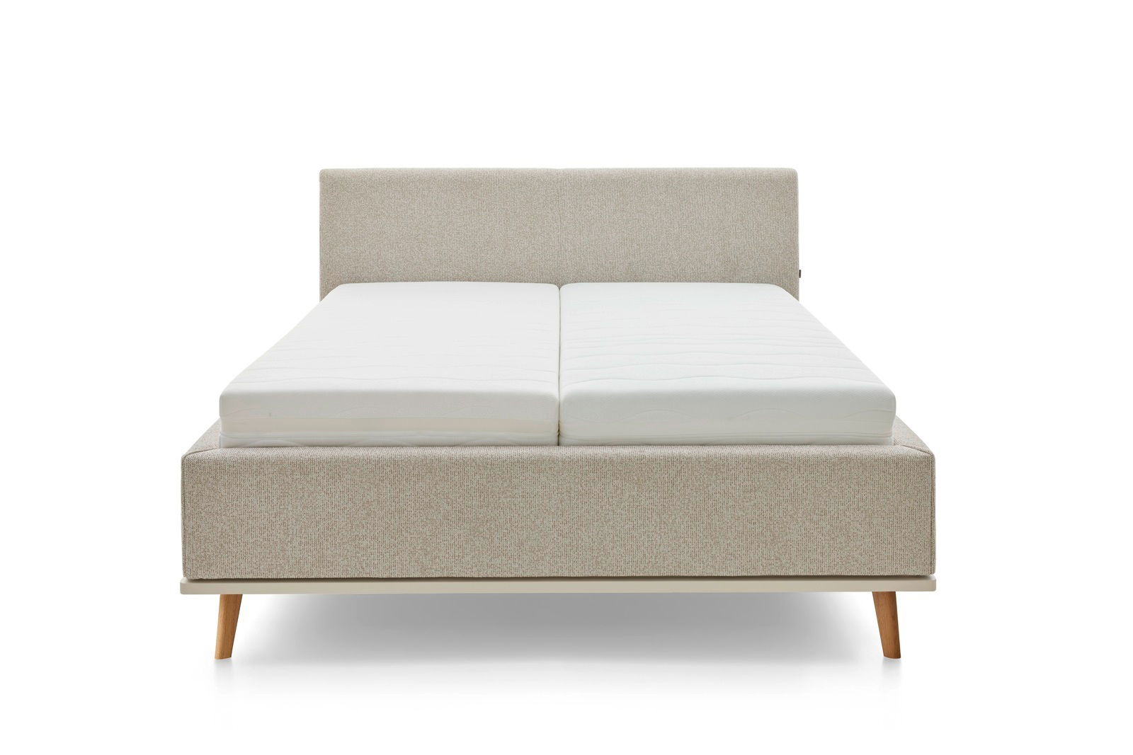 Frontale Ansicht eines modernen Polsterbetts mit hellem Stoffbezug und Holzfüßen.