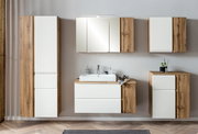 Moderner Hängeschrank 65 cm in Holzoptik mit weißer Front, frontal abgebildet in einem stilvollen Badezimmer-Set.