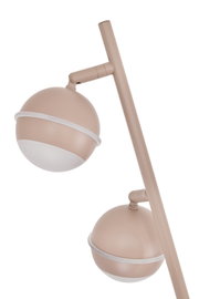 Close-up in zijaanzicht van een moderne beige vloerlamp met twee verstelbare bolvormige lampenkappen en witte lichtdiffusers.