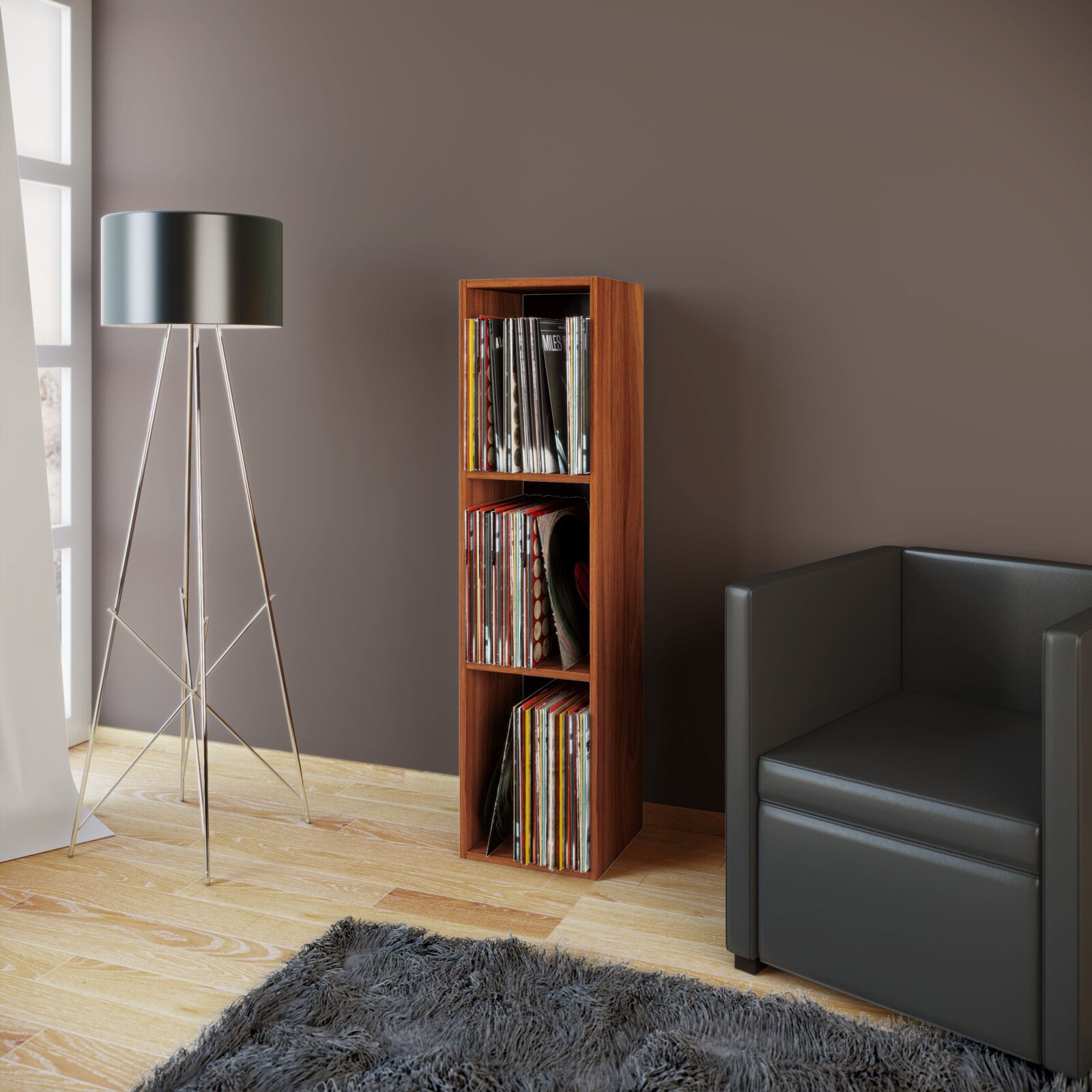 Schmales Holzregal in warmem Nussbaumton mit drei Fächern, gefüllt mit Schallplatten, im Wohnzimmer neben schwarzem Sofa und moderner Stehlampe; Perspektive: leicht seitliche Frontansicht auf Augenhöhe.