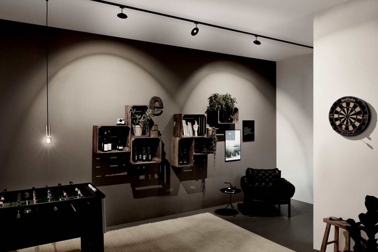 Hängende Pendelleuchte in modernem Wohnzimmer, seitliche Perspektive