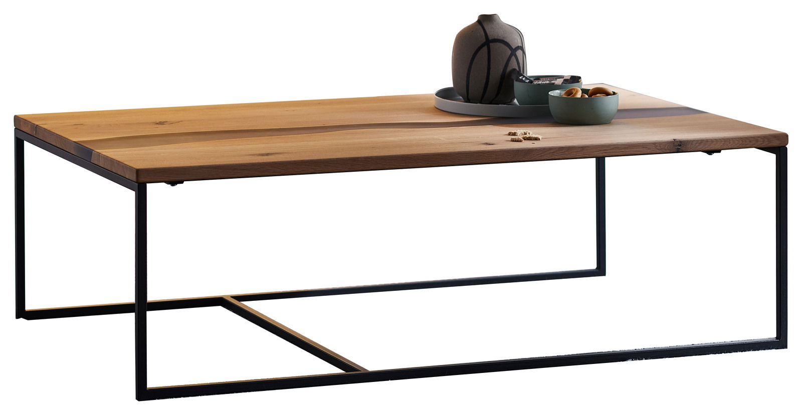 Moderner Couchtisch mit Holzplatte und schwarzem Metallgestell, seitliche Perspektive.