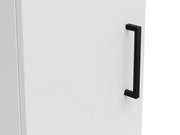 Nahaufnahme eines weißen Mehrzweckschranks mit schwarzem Griff, seitliche Perspektive