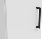 Nahaufnahme eines weißen Mehrzweckschranks mit schwarzem Griff, seitliche Perspektive