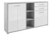 Moderner weißer Aktenschrank mit zwei Türen, drei Schubladen und offenen Regalfächern, seitliche Perspektive