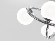 Moderne Deckenleuchte mit kugelförmigen weißen Lampenschirmen und glänzendem Chromgestell, seitliche Perspektive