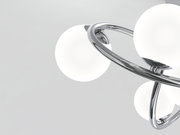 Moderne Deckenleuchte mit kugelförmigen weißen Lampenschirmen und glänzendem Chromgestell, seitliche Perspektive