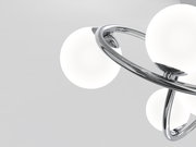 Moderne Deckenleuchte mit kugelförmigen weißen Lampenschirmen und glänzendem Chromgestell, seitliche Perspektive