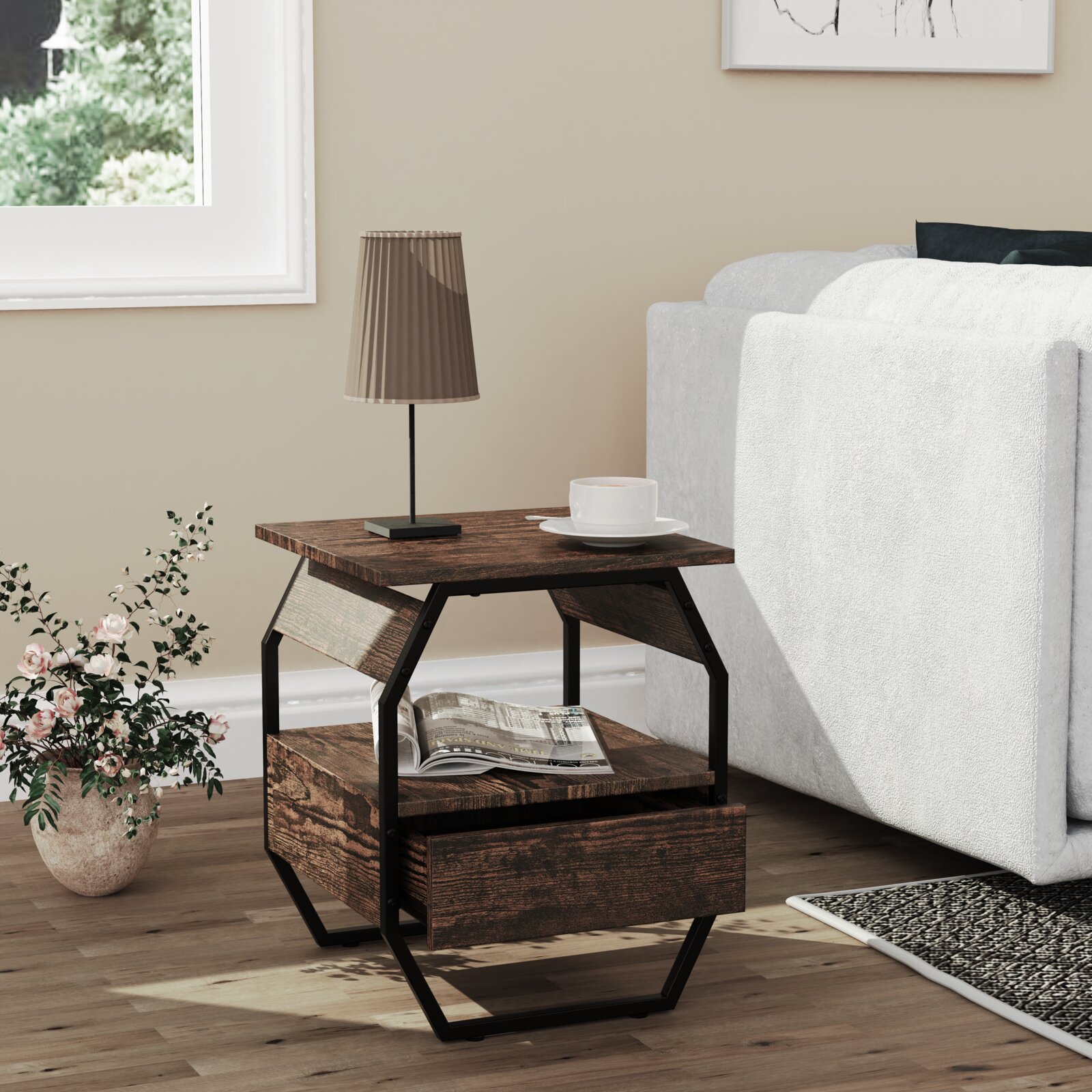 Moderner Beistelltisch/Nachttisch aus dunklem Holz mit schwarzem Metallgestell, Ablagefach und Schublade neben weißem Sofa, Perspektive: leicht schräg von vorne auf Augenhöhe
