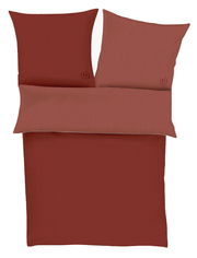 Satinbettwäsche in Rot- und Brauntönen mit feinem Karomuster, bestehend aus einem Bettbezug und zwei Kissenbezügen, aus der Vogelperspektive.