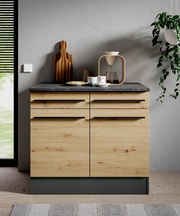 Moderner Unterschrank aus Holz mit vier Schubladen, grauer Arbeitsplatte und stilvollen Griffen, frontal abgebildet.