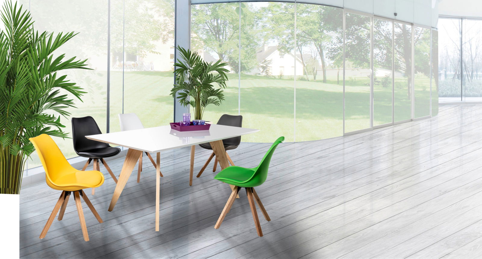 Moderner Essbereich mit einem weißen Tisch und bunten Stühlen in einem lichtdurchfluteten Raum mit großen Fenstern, Blick von der Seite