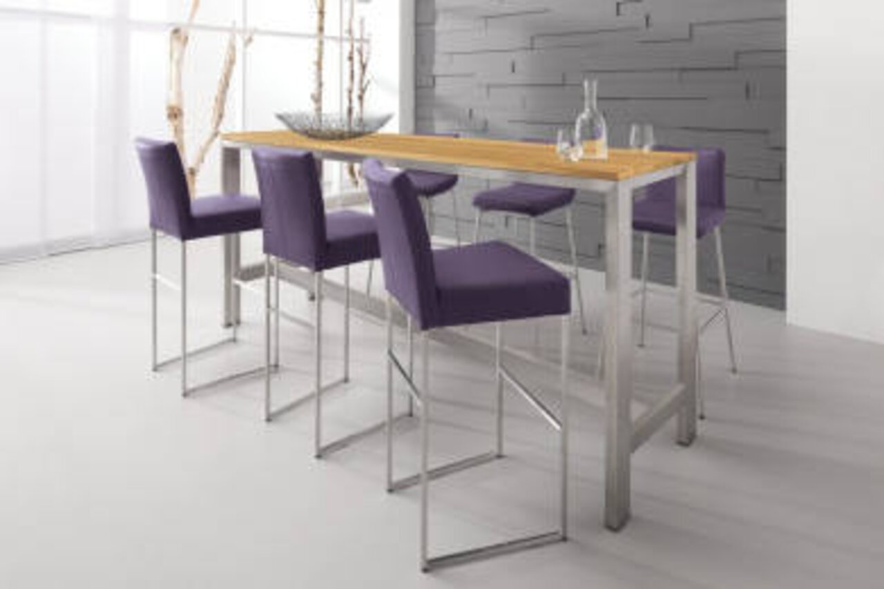 Moderner Tresenhocker mit lila Polsterung und Metallgestell, seitliche Perspektive