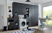 Moderne Waschküche mit grauen Schränken, Waschmaschine und Bügelstation, seitliche Perspektive