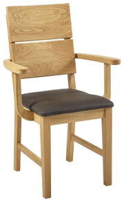Holzstuhl mit Armlehnen und gepolstertem Sitz, seitliche Perspektive