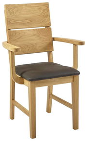 Holzstuhl mit Armlehnen und gepolstertem Sitz, seitliche Perspektive