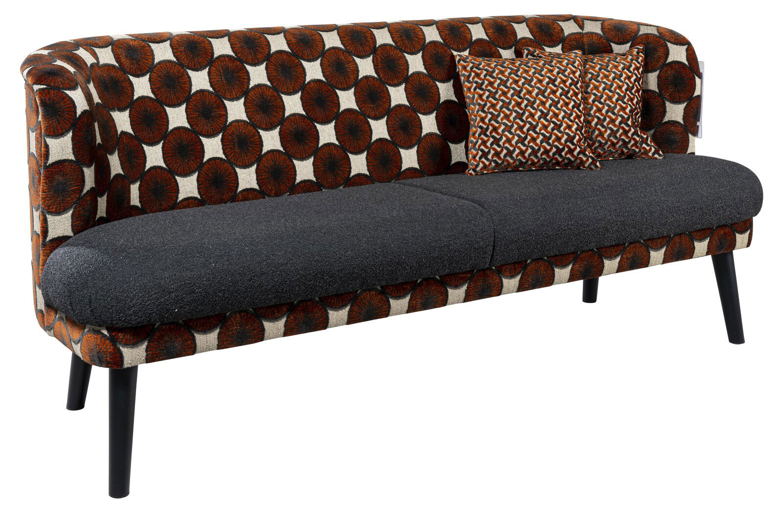 Gemustertes 2-Sitzer-Sofa mit orange-schwarzem Kreisdesign, dunkelgrauer Sitzfläche, schwarzen Beinen und zwei Kissen, freigestellt in schräger Frontansicht von links