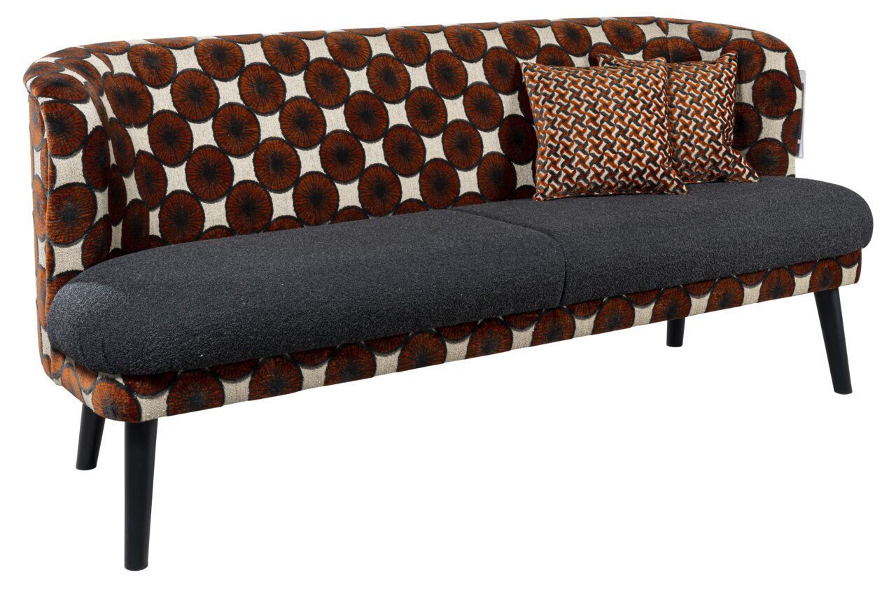 Barnickel Bank LOUNGE Gemustertes 2-Sitzer-Sofa mit orange-schwarzem Kreisdesign, dunkelgrauer Sitzfläche, schwarzen Beinen und zwei Kissen, freigestellt in schräger Frontansicht von links