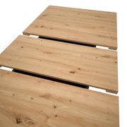 Esstisch aus Holz in Nahaufnahme von oben, zeigt die Maserung und Struktur der Tischplatte.