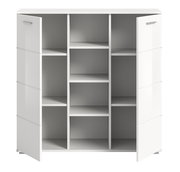 Weiße Kommode mit offenen Türen, zeigt mehrere Regalfächer, frontale Perspektive