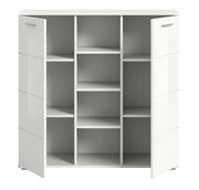 Weiße Kommode mit offenen Türen, zeigt mehrere Regalfächer, frontale Perspektive