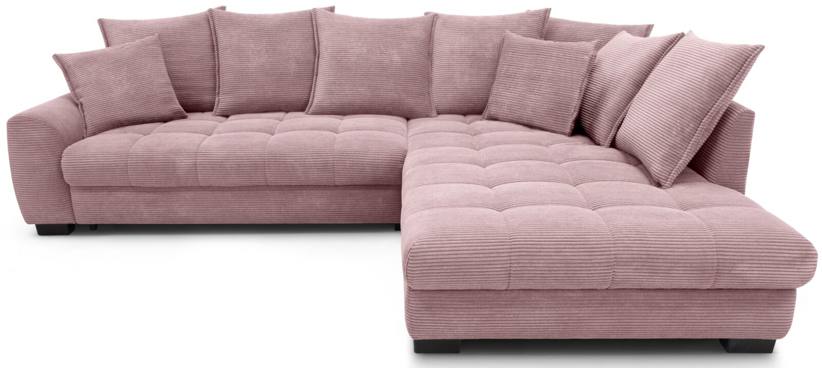 Roze ribfluwelen hoekbank met chaise longue rechts, diepe zit en meerdere kussens, gefotografeerd in schuin vooraanzicht op witte achtergrond