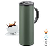 Grüne Isolierkanne mit schwarzem Griff und Deckel, seitliche Perspektive, neben einer Tasse mit spritzendem Kaffee. Hält Getränke 12 Stunden heiß und 24 Stunden kalt, Fassungsvermögen 1 Liter.