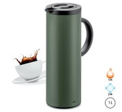 Groene thermoskan met zwarte handgreep en deksel, gezien vanaf de zijkant, naast een kopje met opspattende koffie. Houdt dranken 12 uur warm en 24 uur koud, inhoud 1 liter.