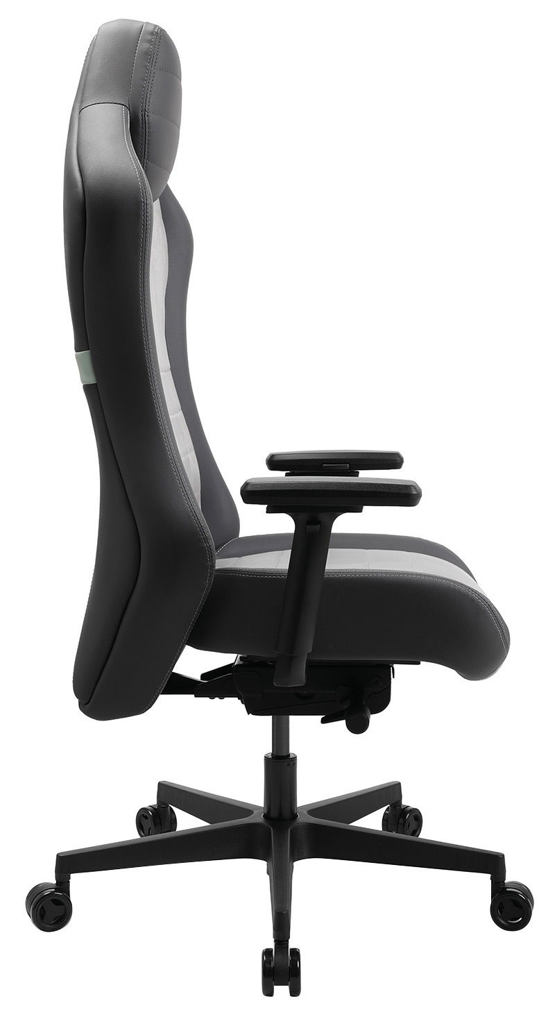 Seitliche Ansicht eines ergonomischen Gaming-Stuhls mit verstellbaren Armlehnen und stabiler Basis auf Rollen.