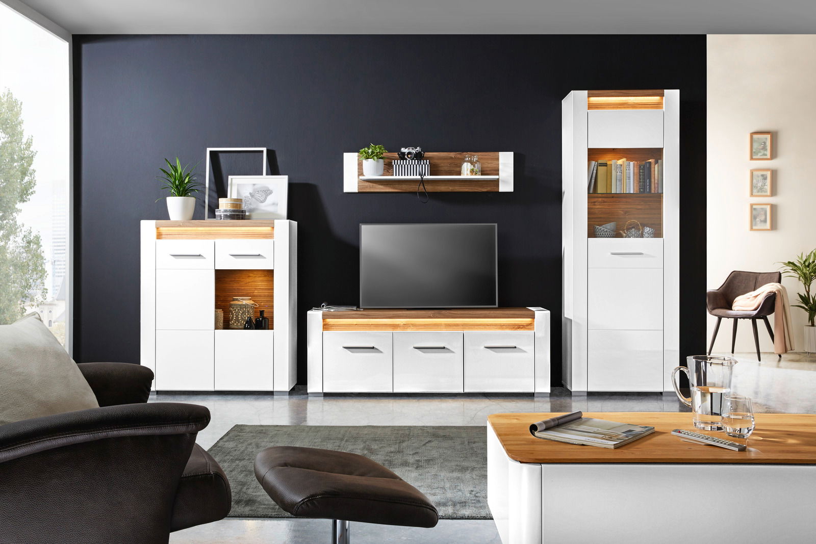 Z2 Highboardvitrine LEONARDO Moderne Wohnzimmermöbel in Weiß und Holzoptik, bestehend aus TV-Unterteil, Vitrine und Wandboard, frontal betrachtet.