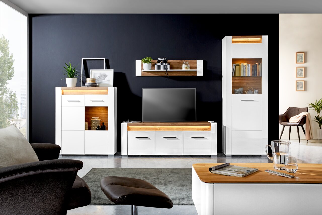 Moderne Wohnzimmermöbel in Weiß und Holzoptik, bestehend aus TV-Unterteil, Vitrine und Wandboard, frontal betrachtet.