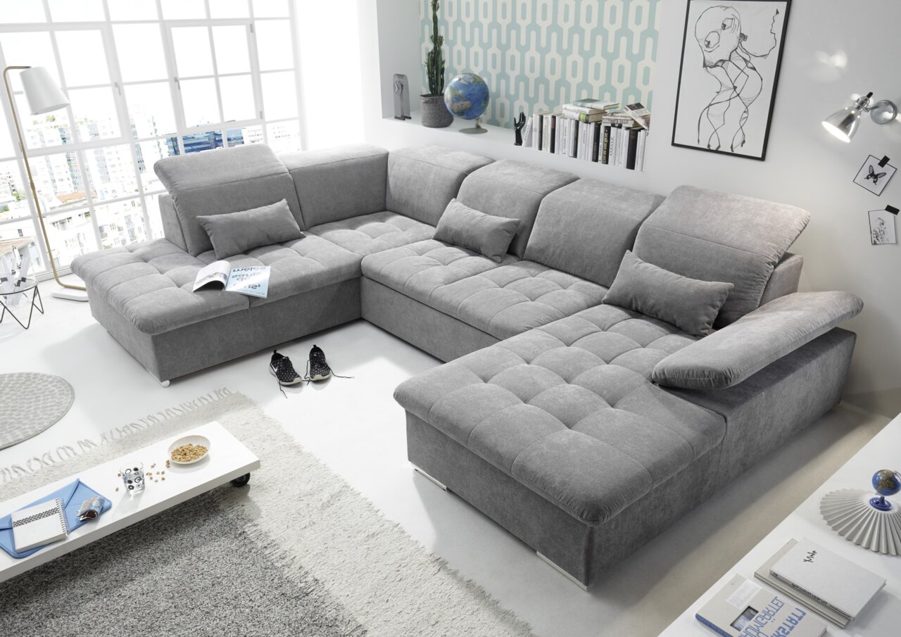 Z2 Wohnlandschaft WAYNE Graues, modernes U-förmiges Sofa in einem hellen Wohnzimmer, Perspektive von oben.