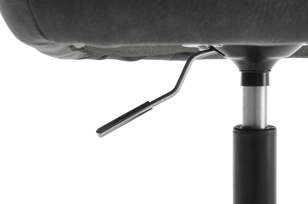Nahaufnahme eines Drehstuhls von unten, Fokus auf die Höhenverstellungsmechanik.