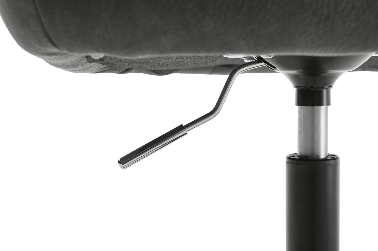 Nahaufnahme eines Drehstuhls von unten, Fokus auf die Höhenverstellungsmechanik.