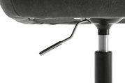 Nahaufnahme eines Drehstuhls von unten, Fokus auf die Höhenverstellungsmechanik.