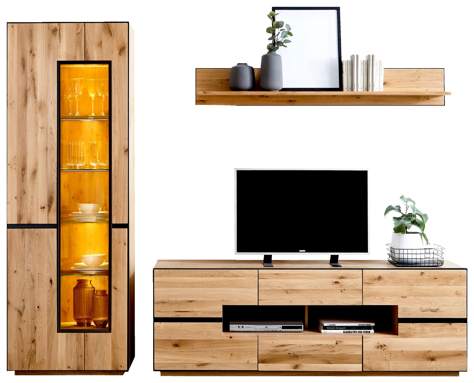 Woonkamermeubelset van massief eikenhout met hoge vitrinekast met glazen deur en warme LED-verlichting, laag tv-dressoir met opbergruimte en open vakken en bijpassende wandplank met decoratie, frontaal aanzicht.