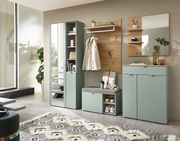 Moderne Garderoben-Set in einem hellen Raum mit Spiegel, Schrank, Sitzbank und Wandregalen, aus der Perspektive des Eingangsbereichs betrachtet.