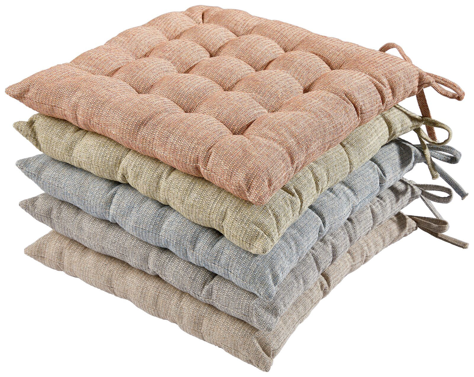 Stapel aus vier gesteppten Sitzkissen mit Bindebändern in Koralle, Beige, Hellblau und Taupe, schräg von oben in 3/4-Ansicht freigestellt auf weißem Hintergrund