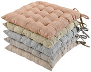 Stapel aus vier gesteppten Sitzkissen mit Bindebändern in Koralle, Beige, Hellblau und Taupe, schräg von oben in 3/4-Ansicht freigestellt auf weißem Hintergrund