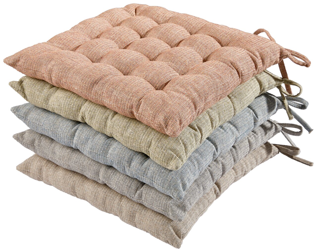 Stapel aus vier gesteppten Sitzkissen mit Bindebändern in Koralle, Beige, Hellblau und Taupe, schräg von oben in 3/4-Ansicht freigestellt auf weißem Hintergrund