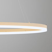 Moderne, ringförmige LED-Pendelleuchte in Weiß mit warmweiß leuchtendem Diffusor, an zwei dünnen Seilen aufgehängt, seitliche Nahaufnahme in leicht schräger Untersicht vor grauem Hintergrund.