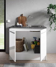 Frontansicht eines Spülenunterschranks mit geöffneter Tür, darunter Reinigungsutensilien und ein Korb.