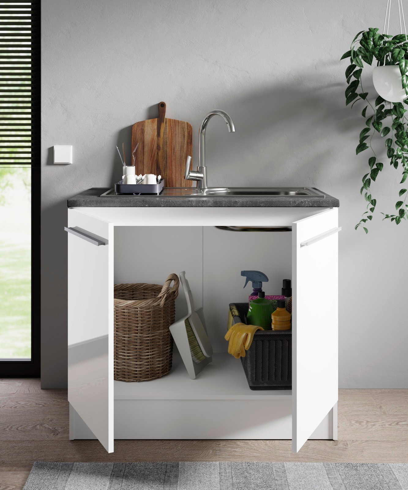 Frontansicht eines Spülenunterschranks mit geöffneter Tür, darunter Reinigungsutensilien und ein Korb.