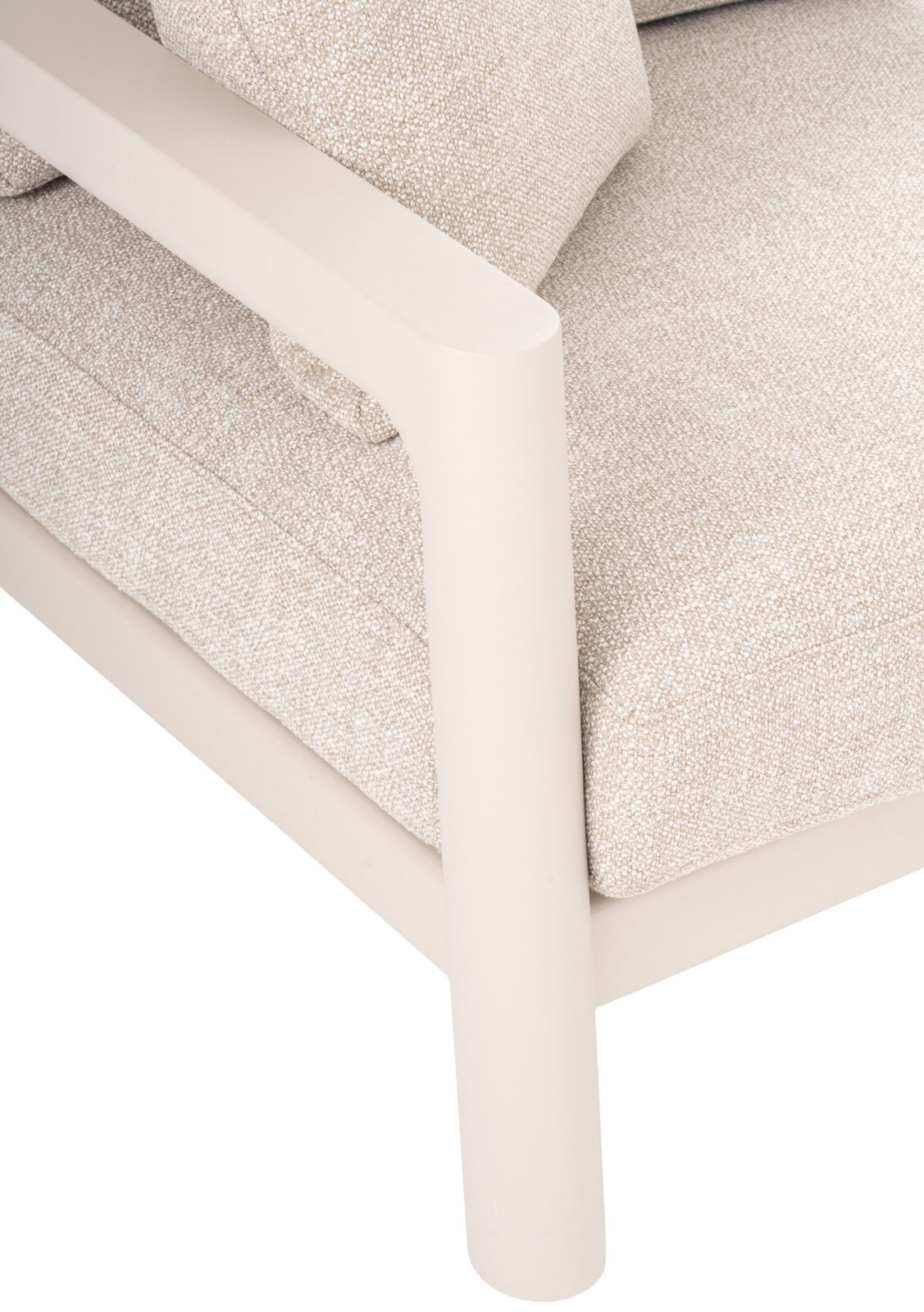 Close-up van een loungestoel met een beige stoffen bekleding en een crèmekleurig metalen frame, gezien vanaf de zijkant.