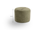 Runder Cord-Sitzpouf in Olivgrün mit gerippter Struktur, Maße 51 cm Durchmesser und 41 cm Höhe, freigestellt in frontaler leicht schräger Perspektive