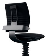 Moderner schwarzer Drehstuhl mit ergonomischem Design, seitliche Perspektive