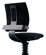 Moderner schwarzer Drehstuhl mit ergonomischem Design, seitliche Perspektive